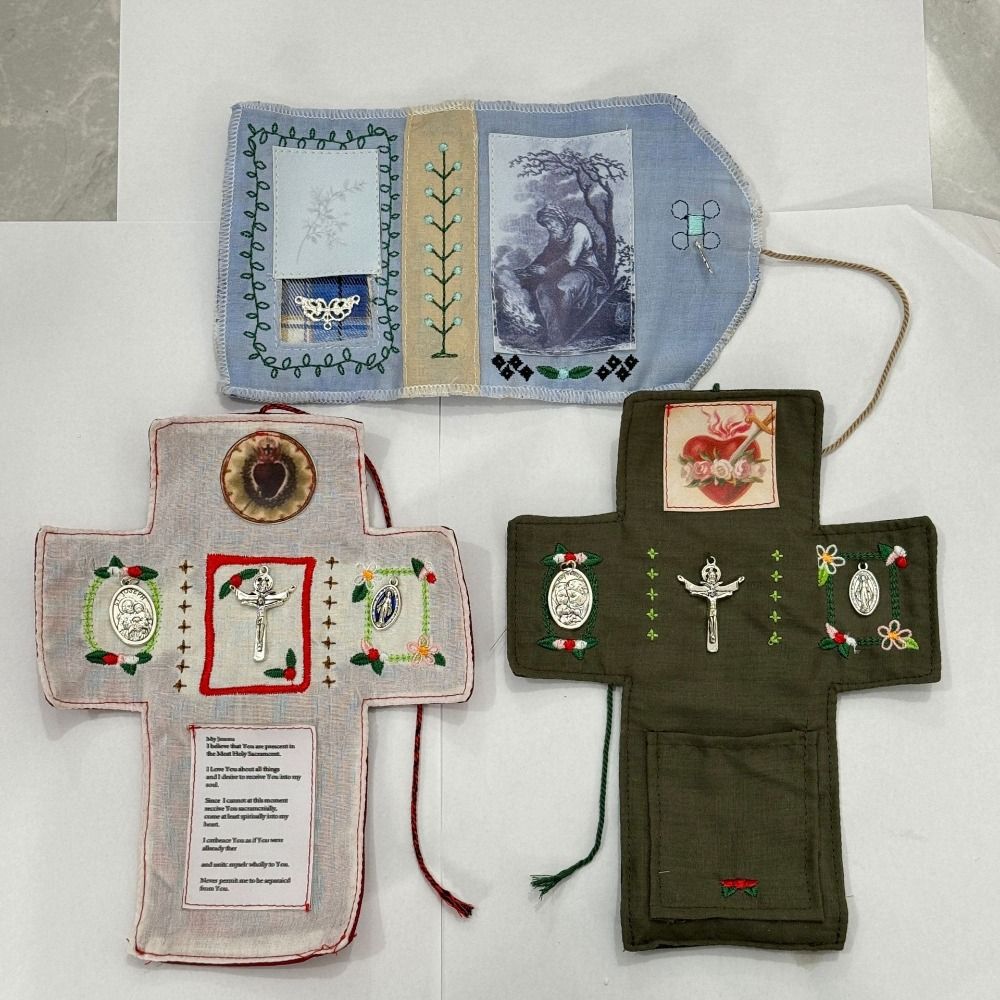 Travel Accessories To Sew - Krzyżyk znajduje się wewnątrz kieszonkowego kapliczki