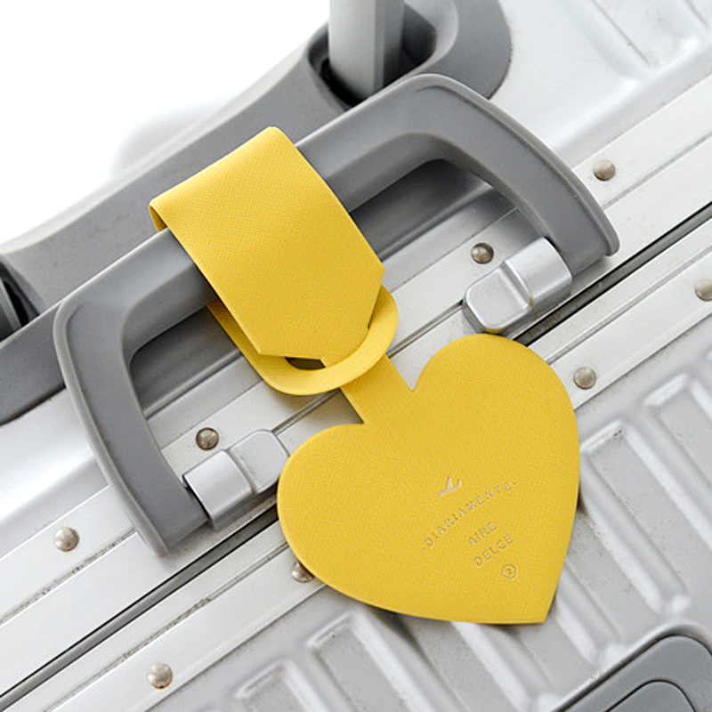 Z prostymi serduszkami kształt – Luggage Tag Leather recenzja i cena