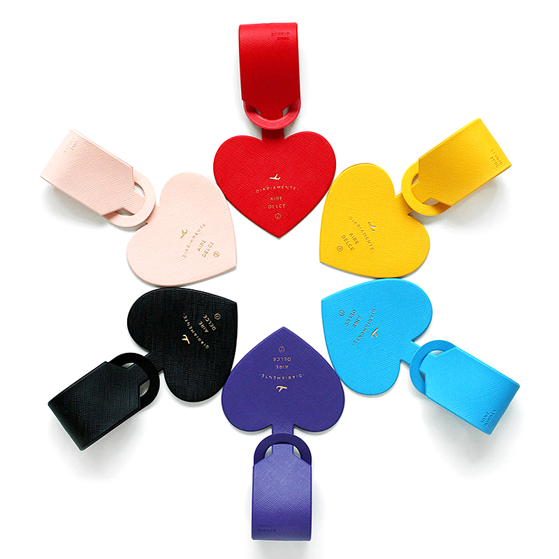 Z prostymi serduszkami kształt – Luggage Tag Leather recenzja i cena